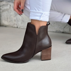 Bota café com recortes - comprar online