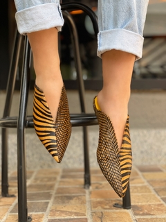 Mule de couro pelo animal print zebra e caramel - comprar online