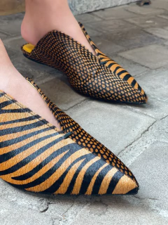Mule de couro pelo animal print zebra e caramel - Jamile Calçados Exposição