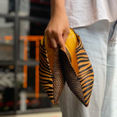 Mule de couro pelo animal print zebra e caramel