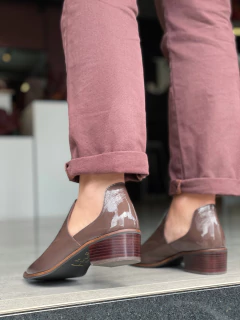 Imagem do Sapato recortado Charlote café verniz