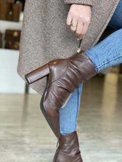 Bota Marilia Café - Jamile Calçados Exposição