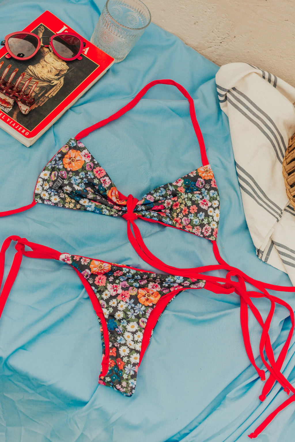 Bikini Reversible "Bandó" Flores/Roja + parte de abajo