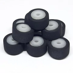 Conjunto de quatro rolos pressor com furo fino de 2mm, empilhados um sobre o outro.
