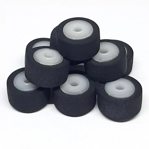 Conjunto de quatro rolos pressor com furo fino de 2mm, empilhados um sobre o outro.