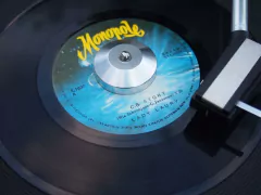 Adaptador Compacto Americano 45RPM Metálico Para Toca Discos na internet