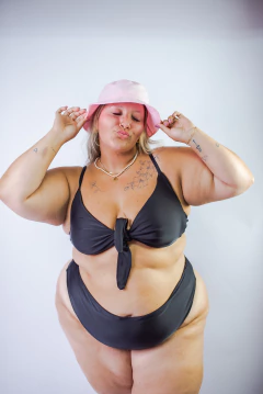 Biquíni Liz Preto na internet