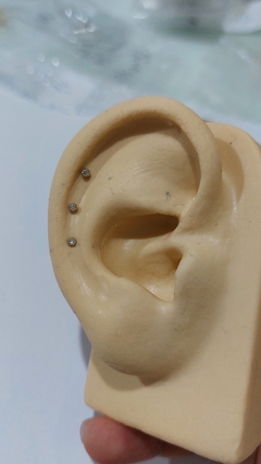 Labret titânio PVD gold. Pedra 2MM. Haste 8mm. - comprar online