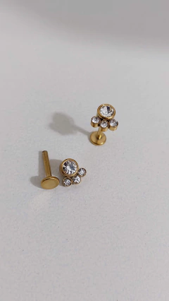 Labret aço cirúrgico 8mm, pedras strass colada. Rosca interna. PVD gold. - comprar online