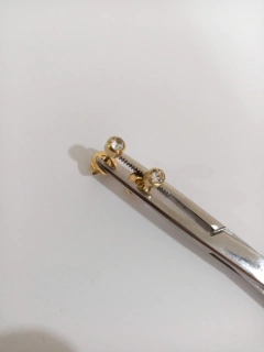 Brincos par aço cirúrgico pvd gold zircônia cristal - atacadowwpiercings