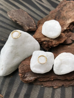 Segmento titânio cravejado frontal gold 8mm - comprar online