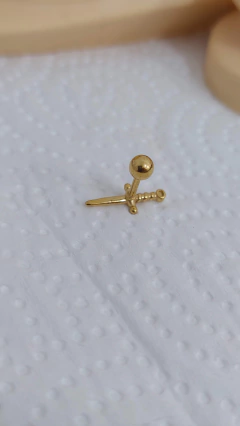 Labret aço cirúrgico 6mm, espada. PVD gold. Rosca externa. na internet