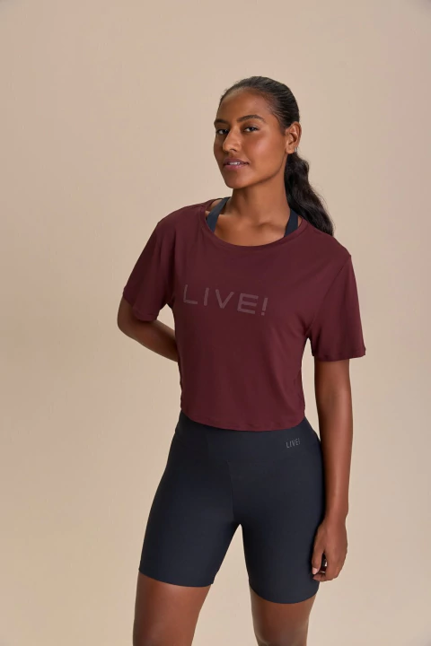 Camiseta Cropped LIVE! vista de frente com modelagem solta