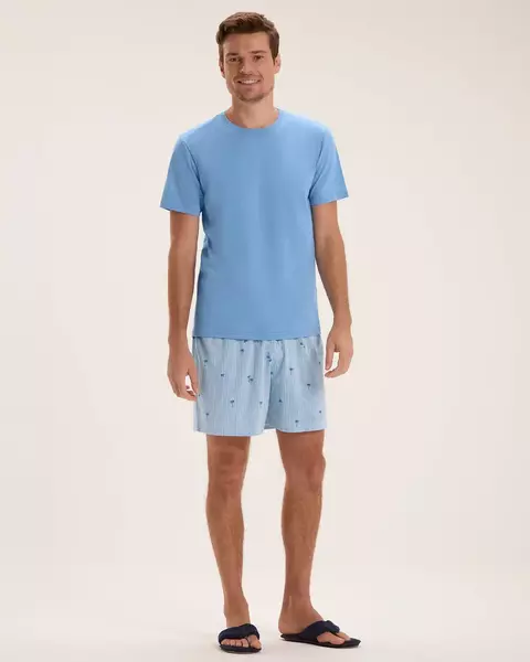 Pijama masculino azul claro com bermuda estampada visto de frente
