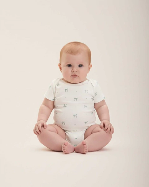 Body infantil manga curta com estampa de laços visto de frente