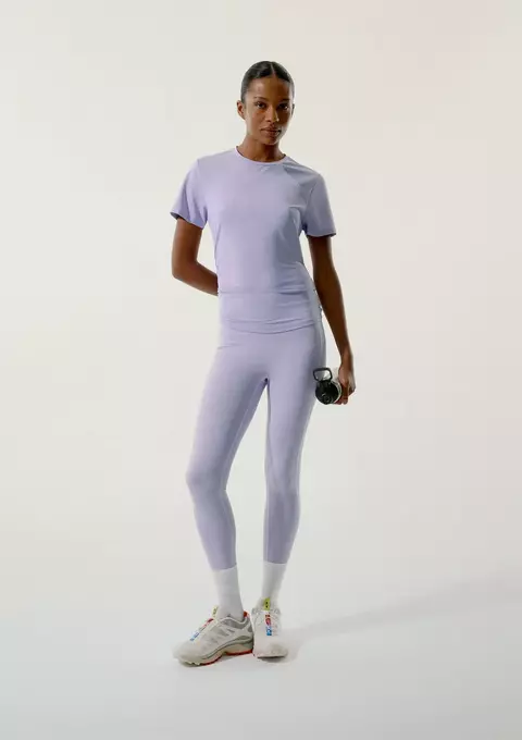 Camiseta esportiva feminina lilás vista de frente