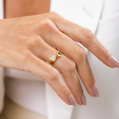 Anel de Adrélle Semijoias banhado a Ouro 18k ou Ródio Branco, dois corações sendo um liso e um cravejado com zircônias.