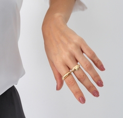 ANEL CORAÇÃO LISO COM DETALHE OURO - comprar online