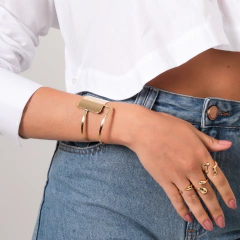 Bracelete tamanho maxi, liso, com aros e chapa quadrada na lateral, banhado a Ouro 18k ou Ródio Branco.