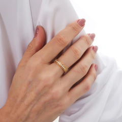 Anel de Adrélle Semijoias banhado a Ouro 18k, estilo renda com fileira de zircônia no meio.