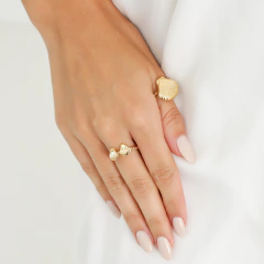 Anel banhado em Ouro 18k com duas conchas trabalhadas. 