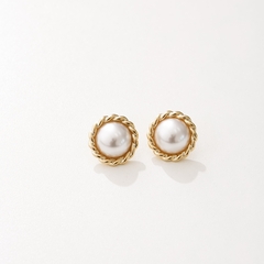 Brinco de pérola com contorno torcido em Ouro 18k ou Ródio Branco.