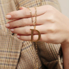 CORRENTE CART COM PINGENTE LETRA LISA