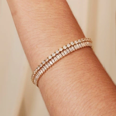 Pulseira riviera estilo baguete, banhado a Ouro 18k.