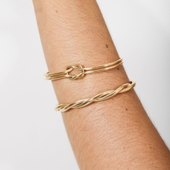 Bracelete liso com aro torcido, banhado em Ouro 18k ou Ródio Branco.