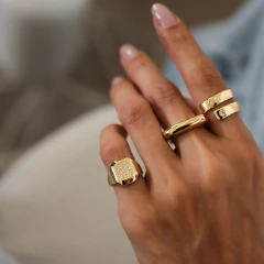 ANEL DEDINHO QUADRADO LETRA - tienda online