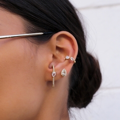BRINCO EAR HOOK CRAVEJADO COM GOTA CRISTAL