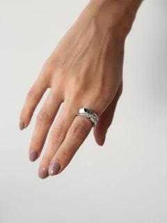 ANEL LISO COM MICROZIRCONIA ROD BRANCO - Adrélle Semijoias