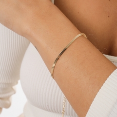 Pulseira lisa, delicada, banhada a Ouro 18k ou Ródio Branco.
