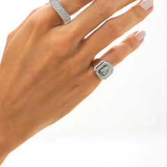 ANEL DEDINHO LETRA COM MICROZIRCONIA RODIO - comprar online