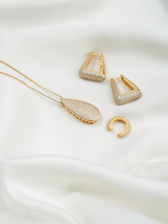 COLAR COM PINGENTE GOTA CRAVEJADA - comprar online