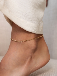 TORNOZELEIRA DELICADA BANHADA EM OURO 18K