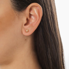 Brinco liso, minimalista, em formato de bolinha, banhado a Ouro 18k.