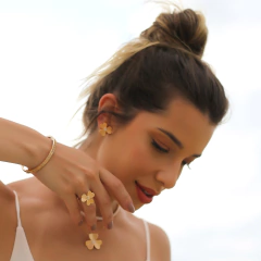 BRINCO FLOWER TRABALHADO COM CRISTAIS - Adrélle Semijoias