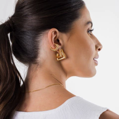 BRINCO ARGOLA TRIANGULAR MINIMALISTA P