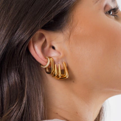Brinco argola liso em formato triangular geométrico, banhado a Ouro 18k ou Ródio Branco.