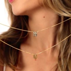 Escapulário delicado com placas lisas de Nossa Senhora, banhado a Ouro 18k ou Ródio Branco.