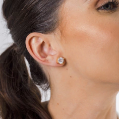 Brinco ponto de luz com pedra zircônia, banhado a Ouro 18k ou Ródio Branco.