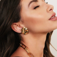 Brinco redondo, banhado a Ouro 18k ou Ródio Branco, com detalhes amassados. 