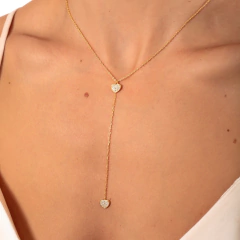 Colar delicado tipo gravatinha com dois pequenos corações cravejados, banhado a Ouro 18k ou Ródio Branco. 