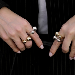 Anel liso em formato de dois gomos, ajustável e banhado a Ouro 18k ou Ródio Branco.