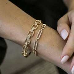 Bracelete em formato de corrente com elos trabalhados e elos cravejados com zircônias, banhado a Ouro 18k ou Ródio Branco.