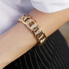 Bracelete robusto em formato corrente, banhado a Ouro 18k ou Ródio Branco.