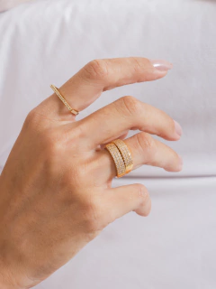 ANEL MINIMALISTA BASE RETA COM ZIRCONIAS - Adrélle Semijoias