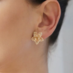 Brinco flor de lotus liso 
