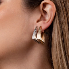 BRINCO ARGOLA TRIANGULAR TRABALHADA M - tienda online